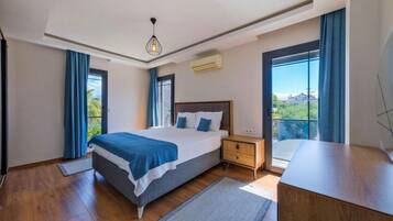Une chambre à coucher avec un lit, une table de chevet, une commode et une vue à travers une porte vitrée.