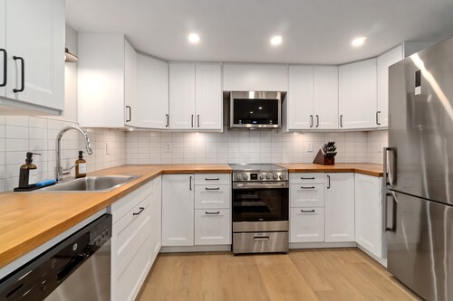 Stylish Garden Suite in Mount Pleasant–Fraserhood