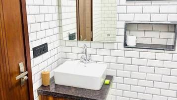 Standard Studio, Balcony, City View | Bathroom