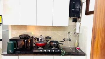 Studio, Balcony, City View | Private kitchen