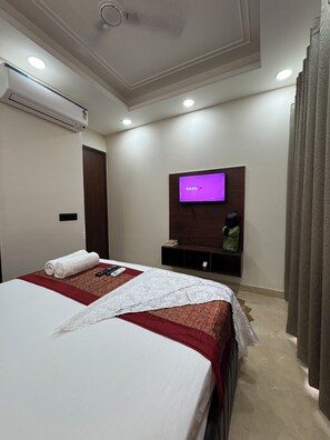 Standard Studio, Balcony, City View | Soundproofing, iron/ironing board, free WiFi - Fortune Home Service Apartment Studio, J-267 Saket (New Delhi)