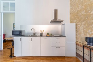 Fridge, microwave, dishwasher, electric kettle - iFlat | Charming Historic Palace Fons Trevi B15 (Rome)