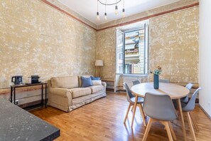 TV - iFlat | Charming Historic Palace Fons Trevi B15 (Rome)