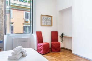 2 habitaciones y tabla de planchar con plancha 
