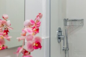 Shower, bidet, towels, toilet paper - iFlat | Charming Historic Palace Fons Trevi B15 (Rome)