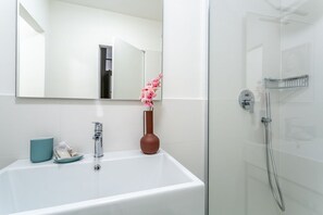 Regadera, bidet, toallas, papel de baño 