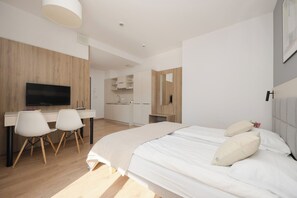 Superior Studio | Desk, laptop workspace, free WiFi - Wolska Studio Apartments by Solarento (Warsaw)