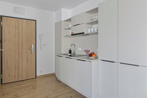 Deluxe Studio | Private kitchen | Cookware/dishes/utensils - Wolska Studio Apartments by Solarento (Warsaw)