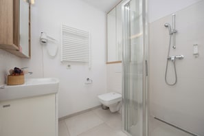 Superior-Studio | Badezimmer | Dusche, Haartrockner, Handtücher, Seife