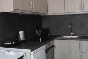 Private kitchen - Athenean Porto Pireaus Suites-a1 (Pireas)