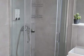 Bathroom - Athenean Porto Pireaus Suites-a1 (Pireas)