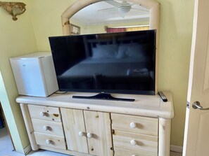 Interior - COMFORTABLE KING BEDROOM FLAT in townhome in a pleasant Hilltop neighborhood, (Kingston 6)