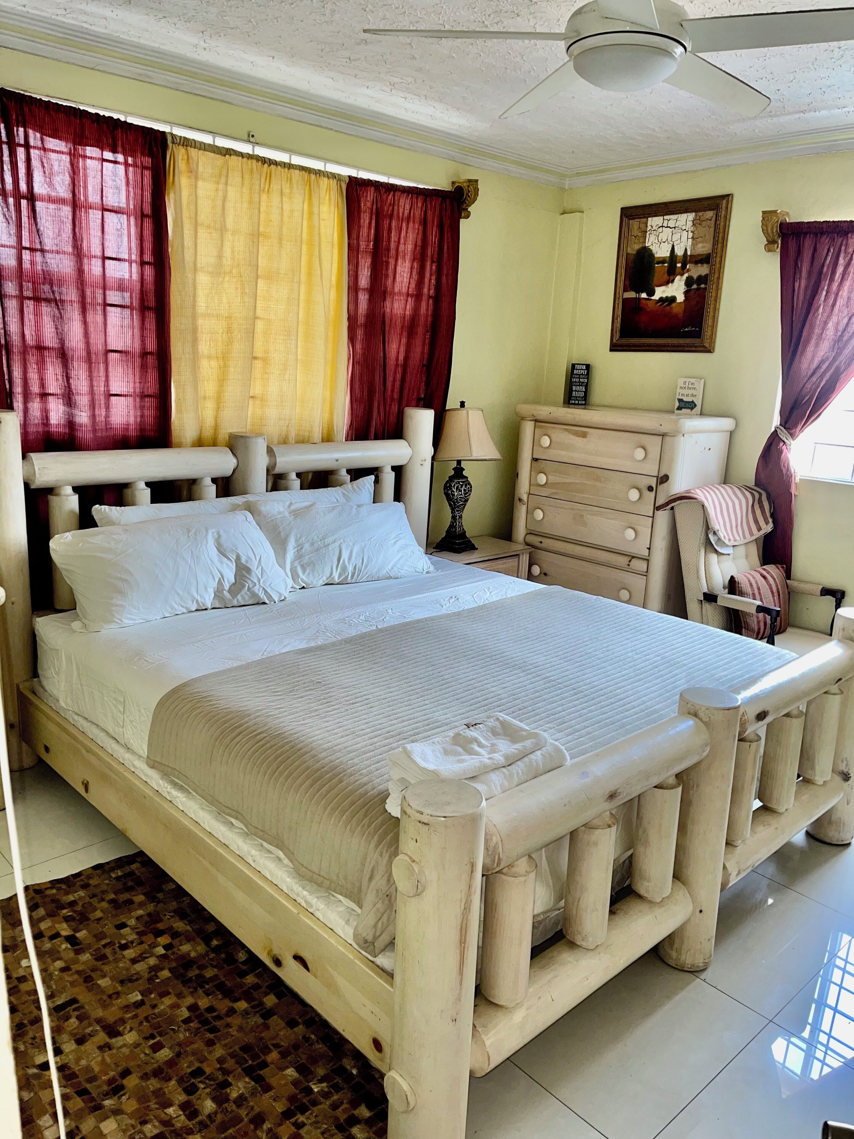 Comfortable King Bedroom Flat In Townhome In A Pleasant Hilltop Neighborhood, - Kingston