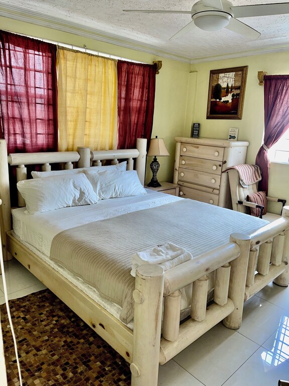 Comfortable King Bedroom Flat In Townhome In A Pleasant Hilltop Neighborhood, - Kingston