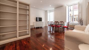 Superior Condo, Courtyard View | Living area