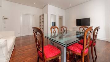 Superior Condo, Courtyard View | Dining