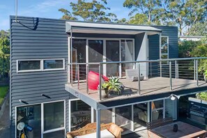 Outdoor dining - Rigel: Spacious family retreat. The best direct beach access in Jervis Bay (Vincentia)