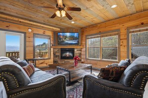 Smart TV, fireplace, video games - New Listing | Stunning Views, Hot Tub & Game Room Retreat + Free Attractions (Gatlinburg)