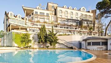 Una piscina techada, una piscina al aire libre