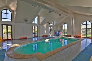 Kolam renang indoor dan kolam renang outdoor
