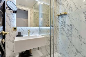 Shower, hair dryer, shampoo - Beautiful Studio AC Louvre Palais Royal (Paris)