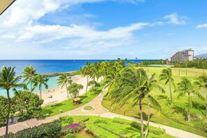 Ein Resort mit Strand, Palmen und Blick auf den Ozean.