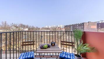 Comfort-lejlighed - balkon - udsigt til gårdsplads | Terrasse/gårdhave