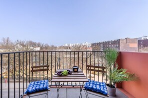 Apartamento conforto, sacada, vista para o pátio | Terraço/pátio