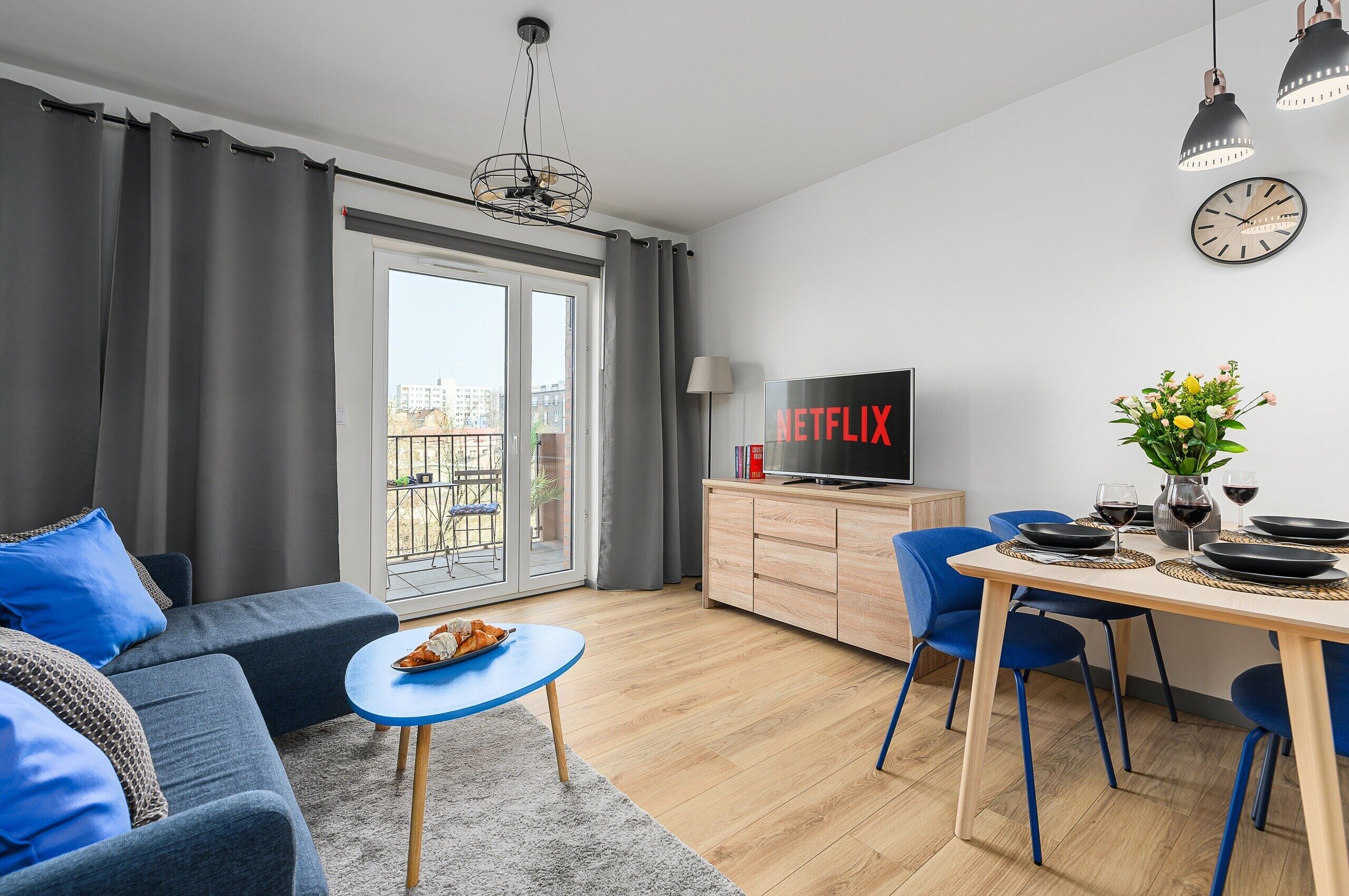 Apartamento conforto, sacada, vista para o pátio | Área de estar