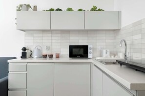 Kühlschrank, Mikrowelle, Ofen, Herdplatte