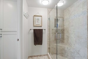 Dusche, Haartrockner, Handtücher