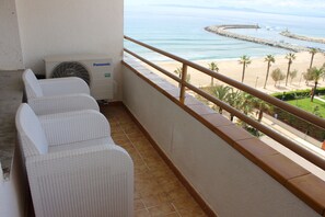 Property grounds - Nice apartment in front of beach, pool in garden, nice views over beach (Roses)