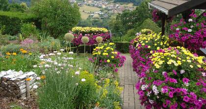 Country House 'Le Gite Fleuri' with Mountain View, Wi-Fi and Air Conditioning