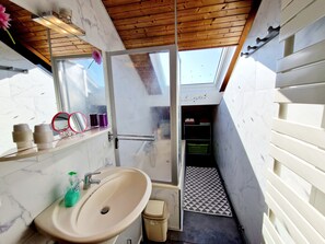 Bathroom - Country House 'Le Gite Fleuri' with Mountain View, Wi-Fi and Air Conditioning (Haselbourg)