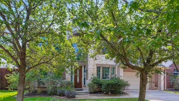 A residential house with a front yard, a driveway, and a garage. - Relaxed Family Home in Denton / Entire Home (Denton)