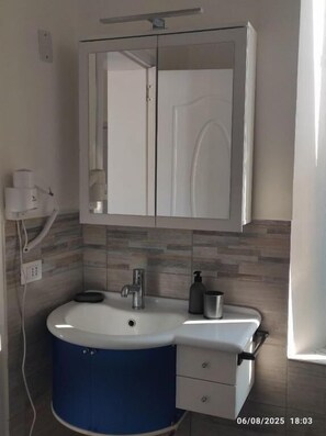 Deluxe Double or Twin Room, Multiple Beds, Non Smoking, Private Bathroom | Bathroom - B&B Al Faro di Barby  (Falconara Marittima)