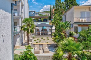 Property grounds - Comfortable apartment for 2 people with balcony, heated pool and jacuzzi (Dramalj)