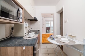 Private kitchen - Comfortable apartment for 2 people with balcony, heated pool and jacuzzi (Dramalj)
