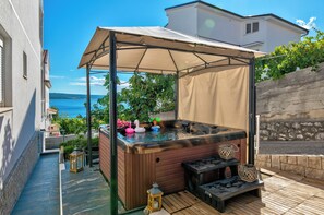 Outdoor spa tub - Comfortable apartment for 2 people with balcony, heated pool and jacuzzi (Dramalj)