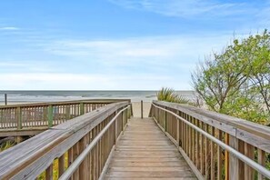 On the beach - Our beautiful, one bedroom beachfront condo (sleeps 6) has spectacular views of the Atlantic Ocean from the 17th floor! Newly updated in December 2025 (Myrtle Beach)