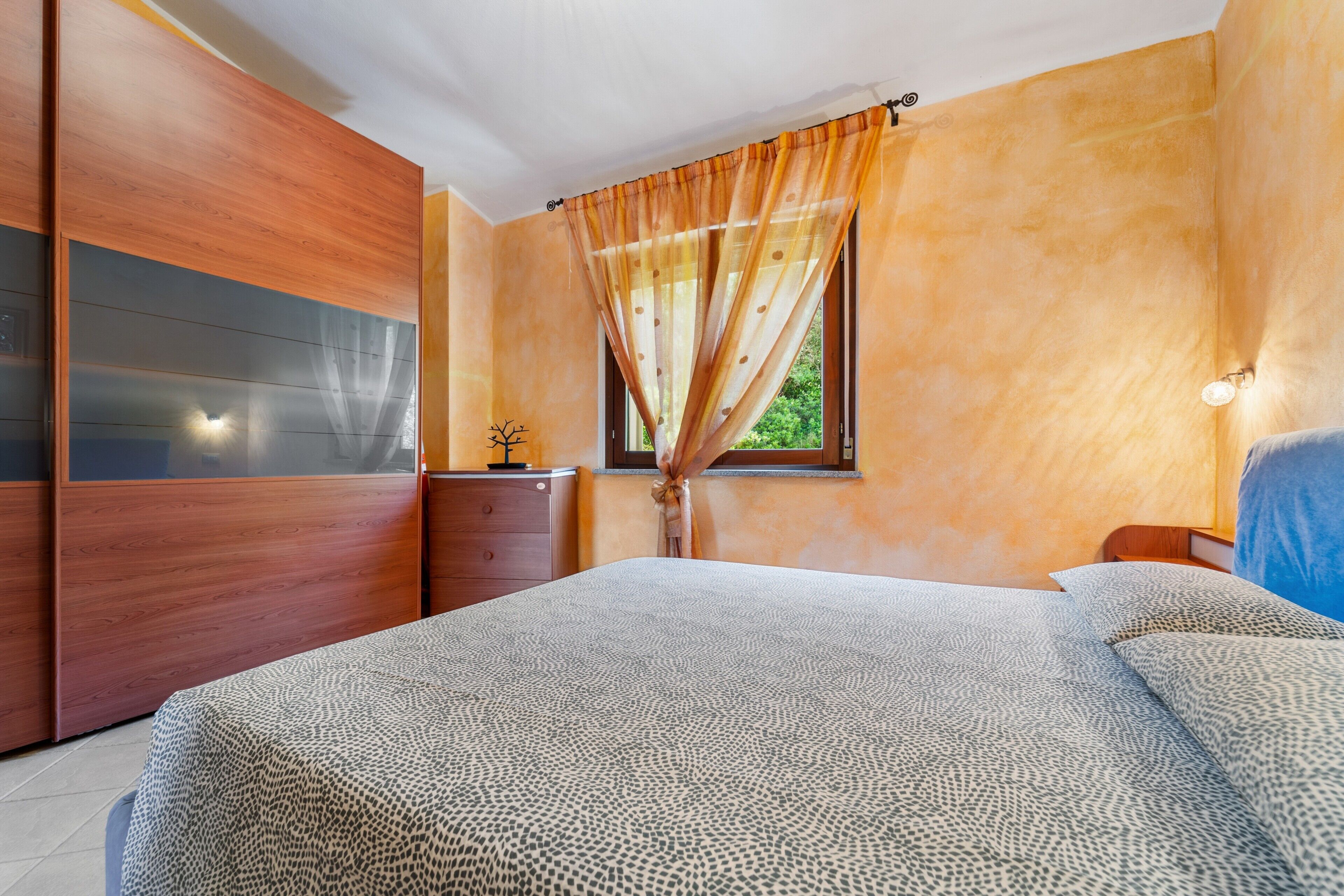 2 bedrooms, iron/ironing board, bed sheets
