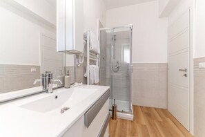 Comfort-Doppelzimmer | Badezimmer | Dusche, kostenlose Toilettenartikel, Haartrockner, Bidet