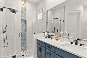 Shower, towels - Jun 12-15 Now Open*Golf Cart*Pool*Putting Green*Beach Access* Grill* Large Patio (Miramar Beach)