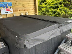 Outdoor spa tub - No 1 The Depot (Gateshead)