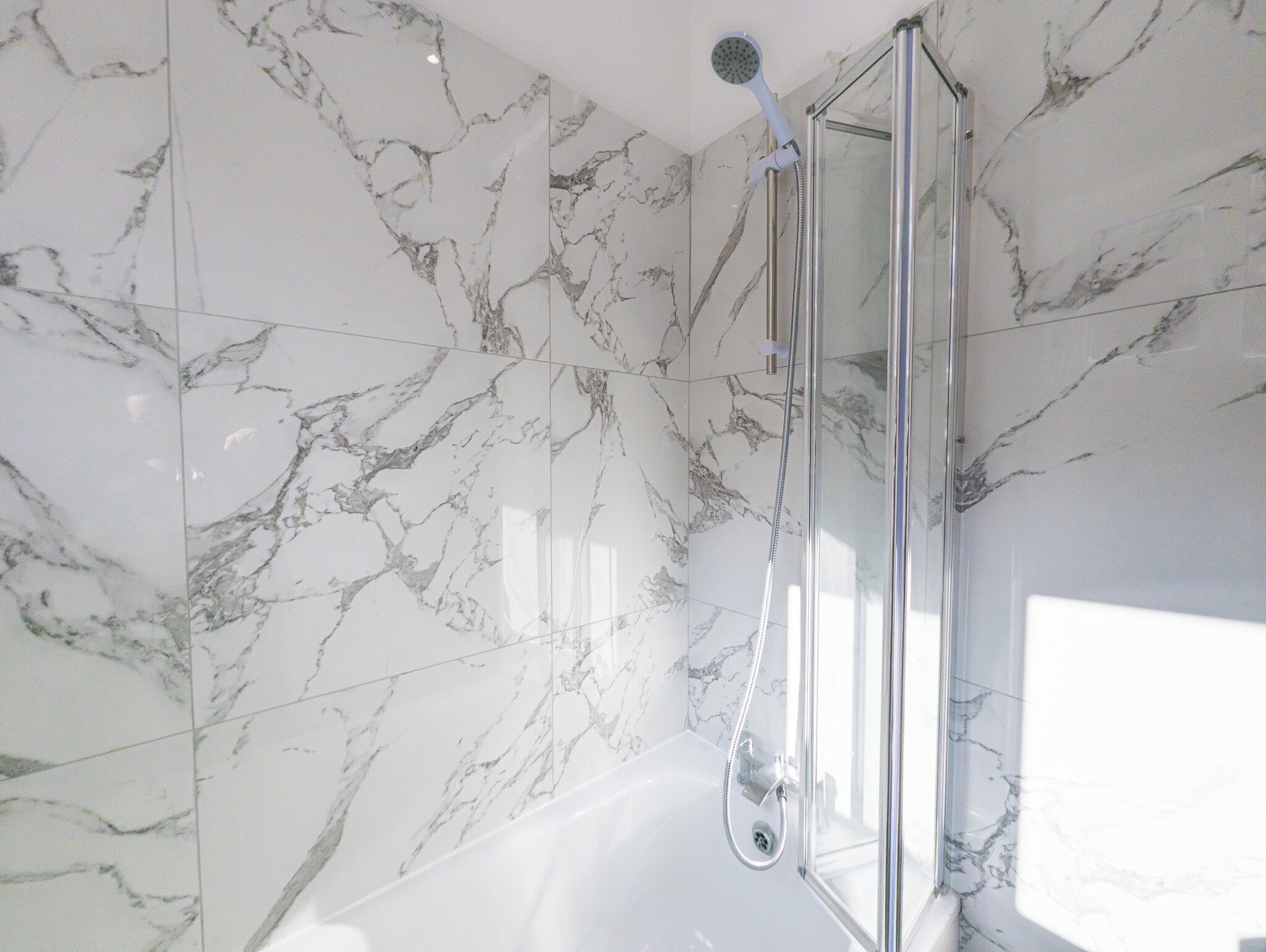 Casa Deluxe | Baño | Secadora de cabello, toallas, jabón, papel de baño 