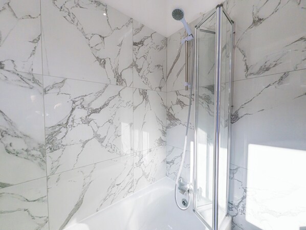 Deluxe House | Bathroom | Hair dryer, towels, soap, toilet paper - 5 Bedroom 5 Bath House  Portsmouth Docks (Portsmouth)