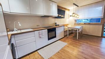 Kühlschrank, Ofen, Geschirrspüler, Kochgeschirr/Geschirr/Besteck
