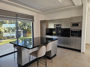 Geladeira, micro-ondas, fogão, cooktop