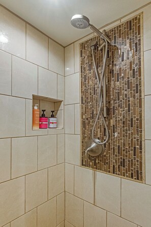 Shower, hair dryer, towels - 115 LS  Step Right Out to the Ocean (Lahaina)