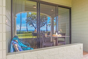 Outdoor dining - 115 LS  Step Right Out to the Ocean (Lahaina)